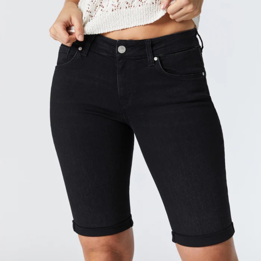 NEW Women's Black Wash Stretch Cuffed Long Bermuda 12" inseam Jean Shorts 2
